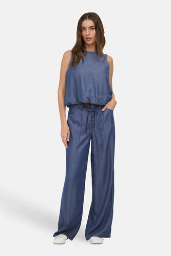 Broek van donkerblauw denim van ONLY, met wijde pijpen en een strikceintuur, gecombineerd met een bijpassende mouwloze top.

