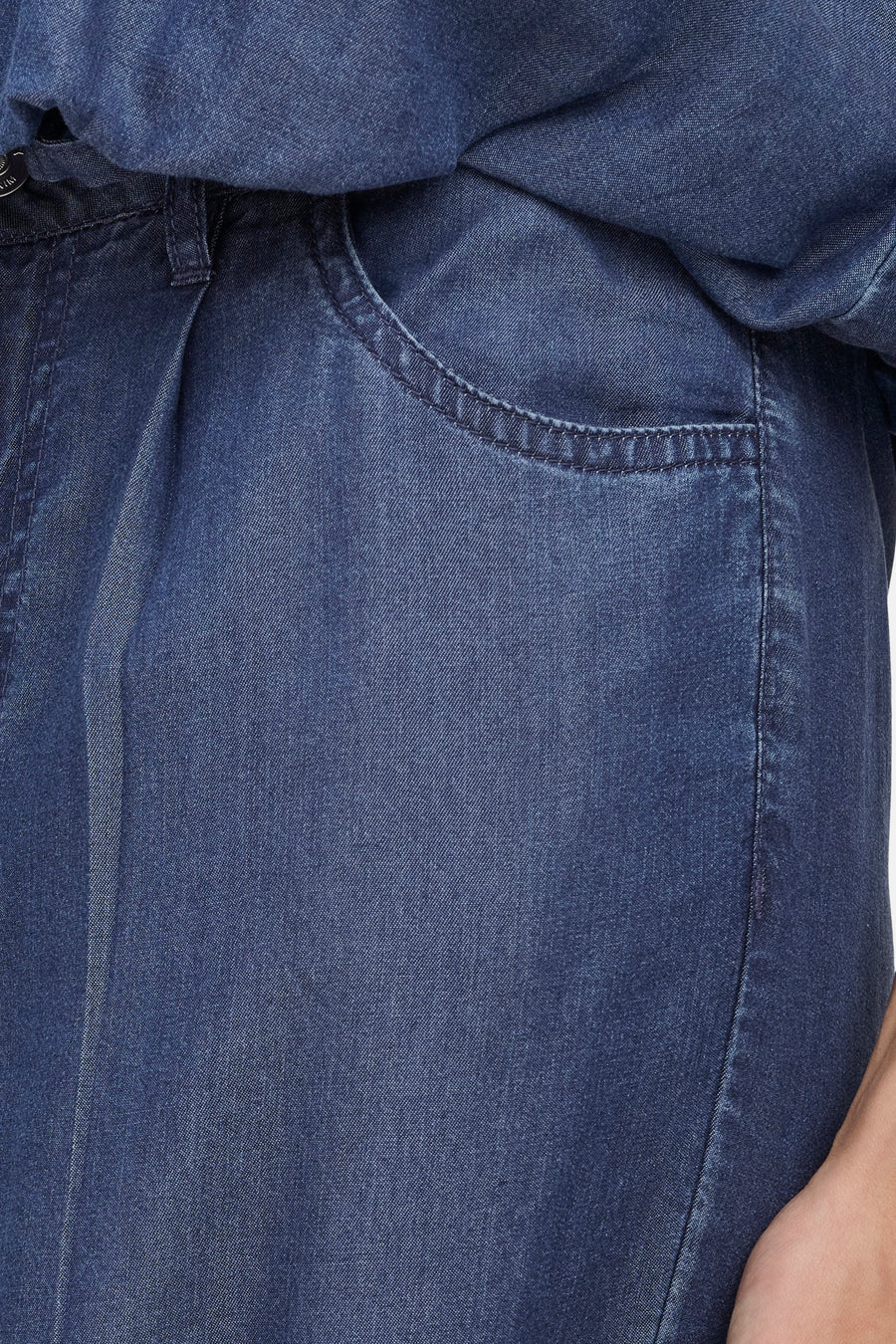 Pantalon en denim bleu marine d'ONLY, avec des plis et une poche arrondie.