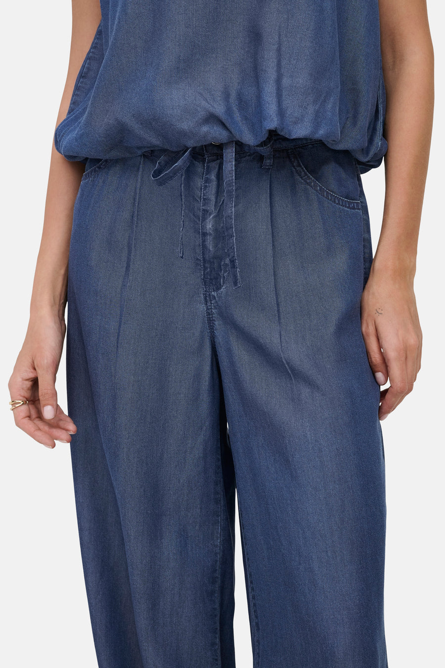 Jean bleu foncé ONLY® à jambes larges avec ceinture à nouer à la taille.