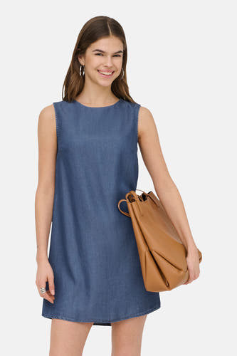 Robe sans manches en denim bleu marine de ONLY® avec un sac en cuir marron et des escarpins slingback bleu marine.