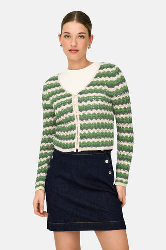 Groen vest van ONLY® met een gestreept patroon en knoopsluiting, gecombineerd met een witte top en een denim rok met knopen.
