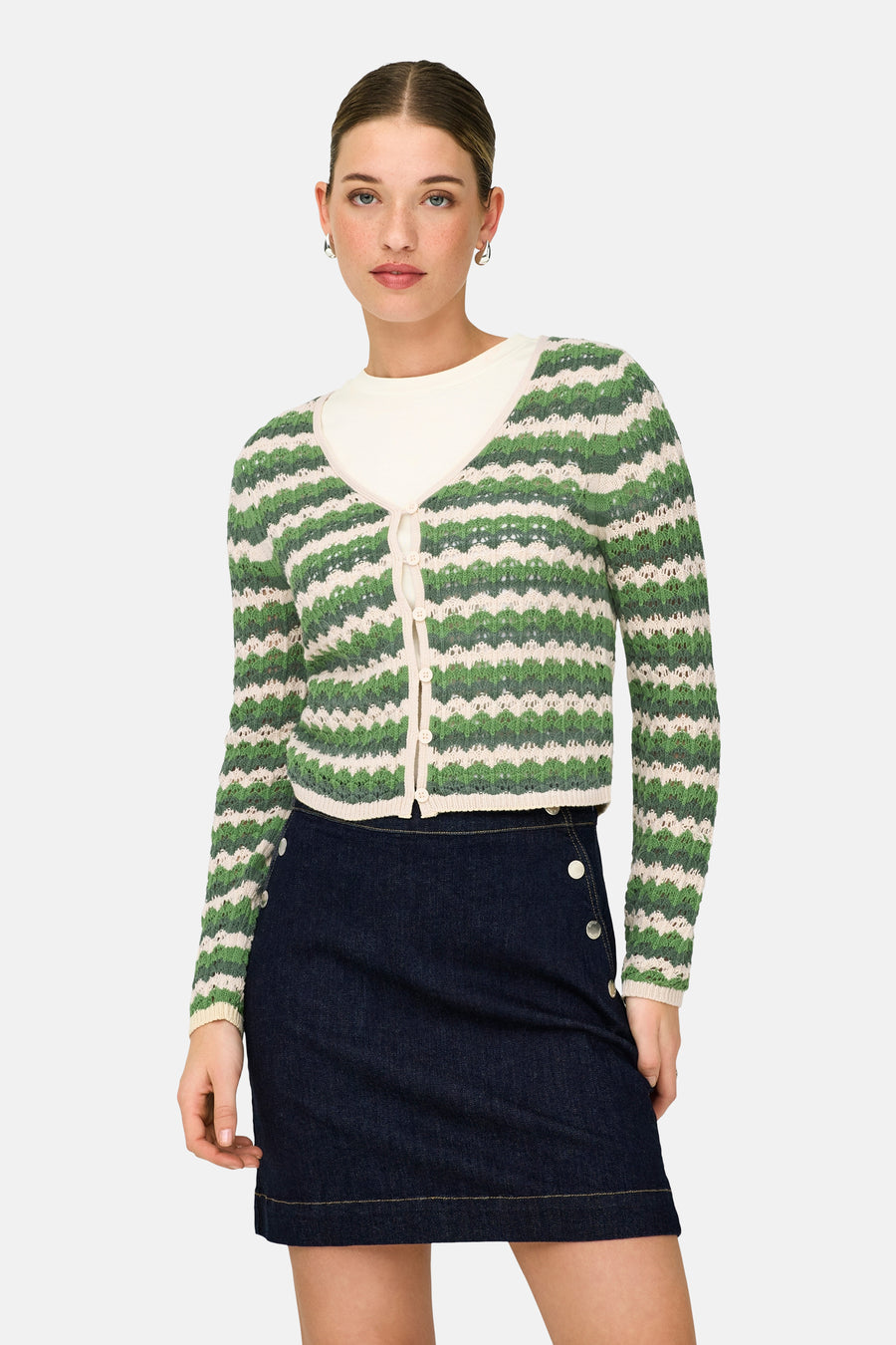 Groen vest van ONLY® met een gestreept patroon en knoopsluiting, gecombineerd met een witte top en een denim rok met knopen.
