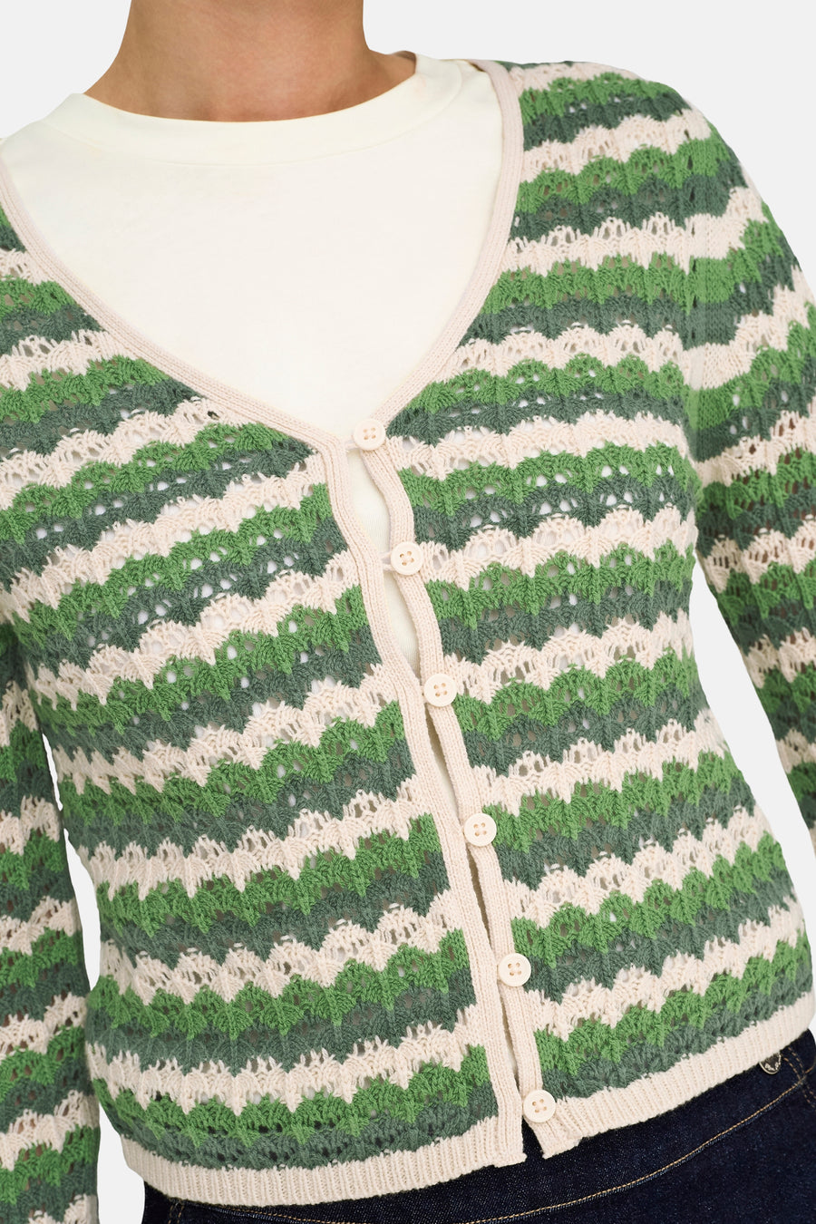 Groen vest van ONLY®, met een opengewerkt streepmotief, knoopsluiting en lange mouwen.
