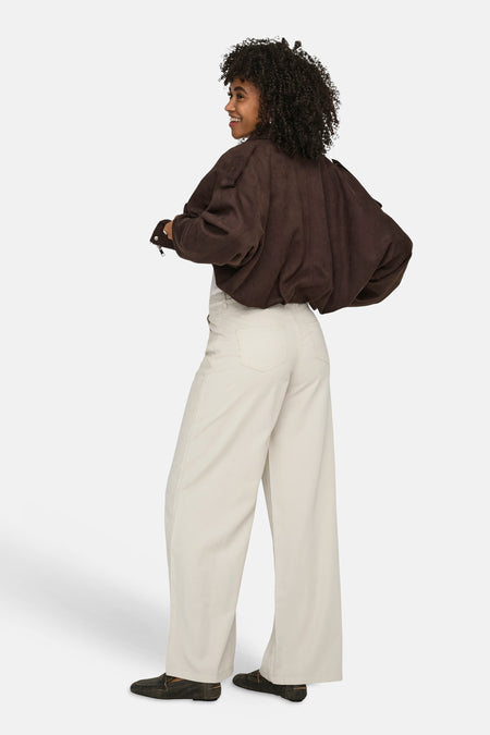 Jean de couleur écru d'ONLY, avec jambes larges et une coupe décontractée.