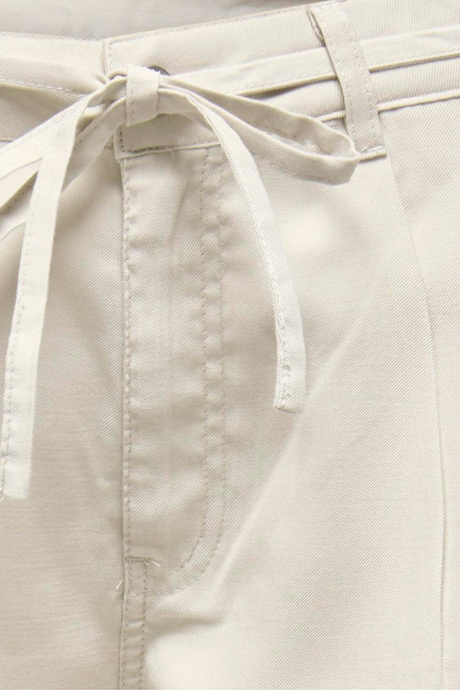 Jean de couleur écru d'ONLY, avec ceinture à nouer et poche italienne à l'avant.