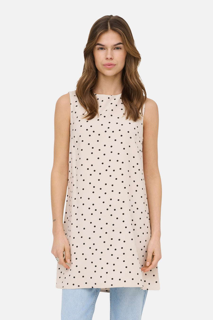 Losvallend ecru mouwloos kleedje van ONLY® met zwarte polkadots.