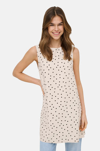 Mouwloos ecru kleedje van ONLY® met zwarte stippen, gedragen door een model met jeans.