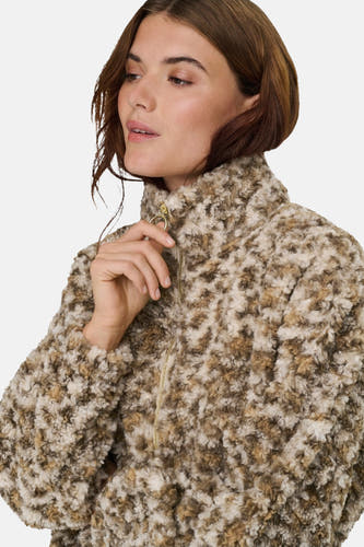 Beige korte jas van ONLY met een pluizige textuur en ritssluiting.
