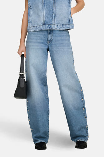 Lichtblauwe rechte jeans van ONLY, met zilveren knopen aan de zijkant.