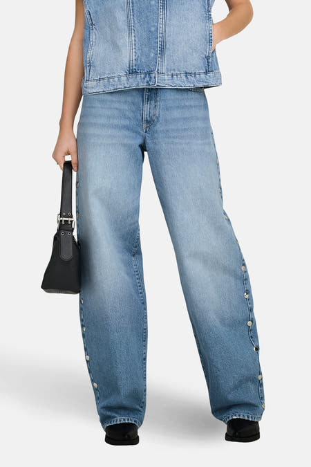 Lichtblauwe rechte jeans van ONLY, met zilveren knopen aan de zijkant.