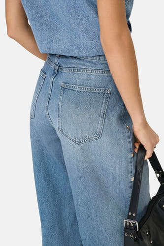 Lichtblauwe rechte jeans van ONLY®, met achterzak en zwarte tas aan de zijkant.
