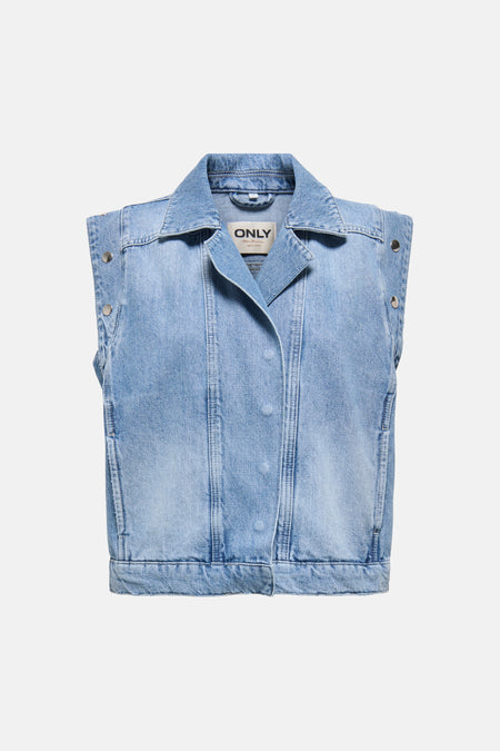 Veste en jean en denim ONLY, en denim bleu clair, avec des boutons argentés sur les épaules.