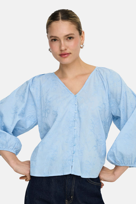 Blauw, lange mouwen blouse van ONLY®, met knoopsluiting en geborduurde bloemmotieven.