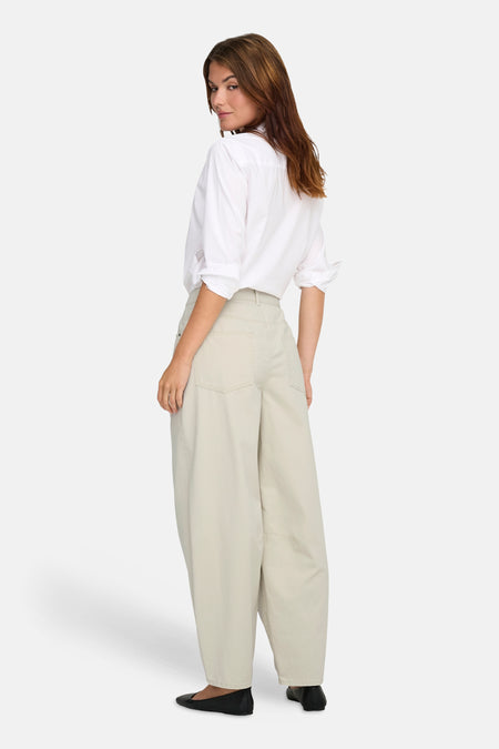 Pantalon écru de ONLY, avec jambes larges et poches à l'arrière.