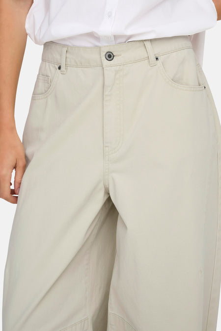 Pantalon écru de ONLY, avec poches sur le devant et fermeture à boutons.