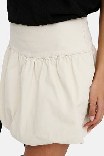 Jupe courte écru ONLY, avec une taille plissée et une coupe ballon.