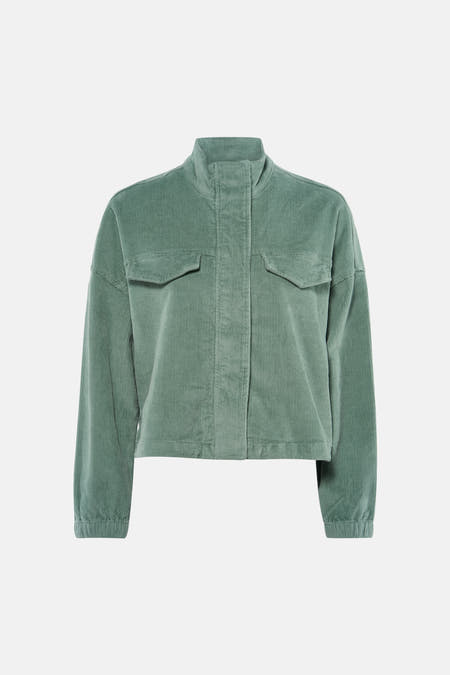 Groene jas van ONLY, met ribstof textuur en borstzakken.
