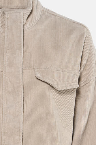Veste courte écru d'ONLY® avec texture velours côtelé et détail de poche poitrine.