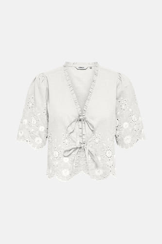 Witte blouse met korte mouwen van ONLY, met geborduurde bloemmotieven en striksluiting.
