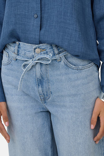 Lichtblauwe, wijde jeans van ONLY, met strikceintuur en details van gewassen denim.
