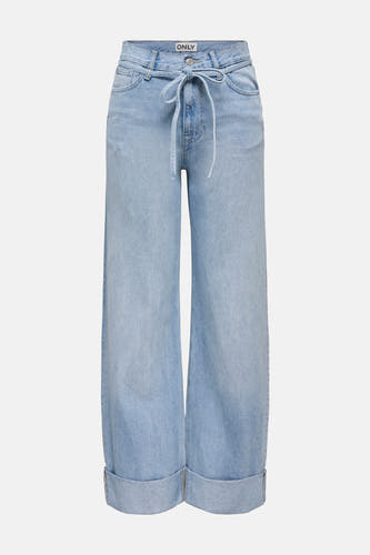 Lichtblauwe wide jeans van ONLY, met strikceintuur en opgerolde pijpen.