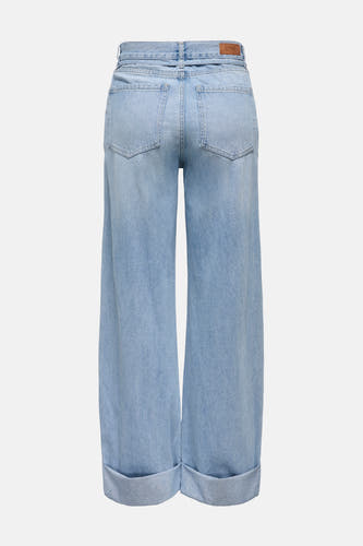 Lichtblauwe wijde jeans van ONLY met achterzakken en opgerolde broekspijpen.