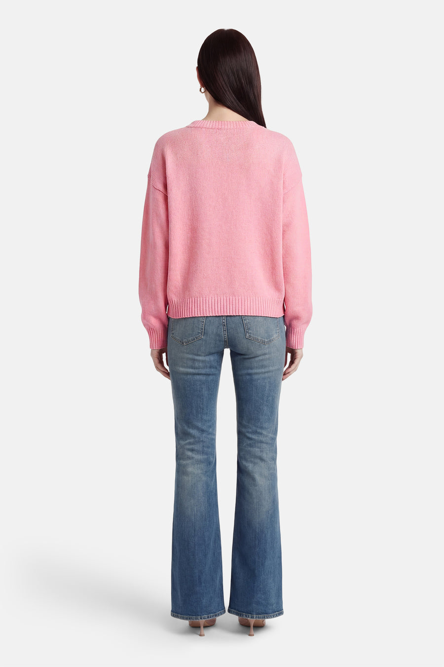 Pull rose à col rond de ONLY, à manches longues, combiné avec un jean à jambes larges.