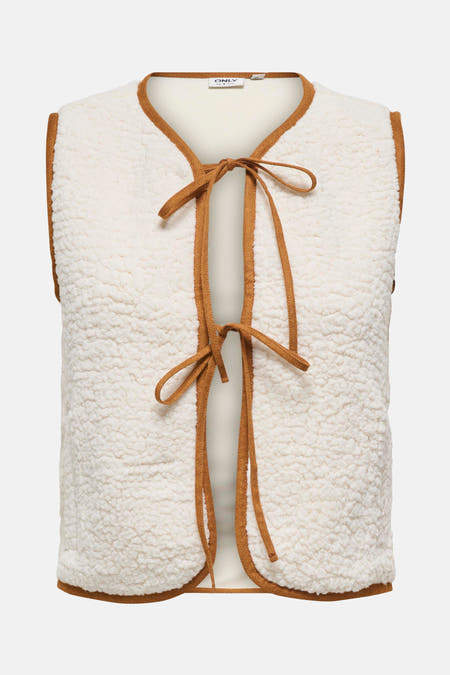 Mouwloze ecru jas van ONLY, met teddy textuur en bruine bandjes.