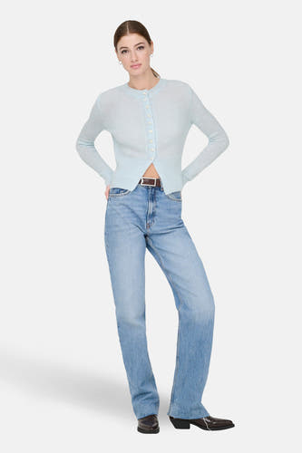 Blauw vest van ONLY, gedragen met een bruine riem en jeans.
