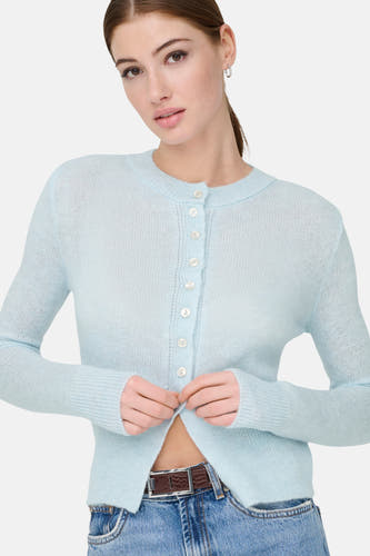 Cardigan bleu d'ONLY, partiellement ouvert, avec une ceinture marron et un short en jean.