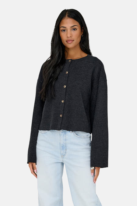 Grijs vest van ONLY, met knoopsluiting, gedragen met een lichtblauwe jeans.
