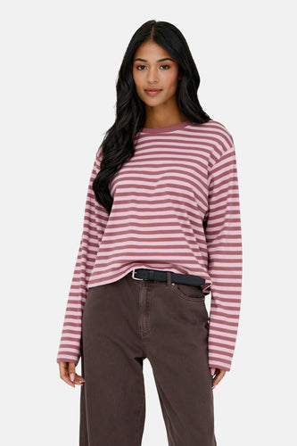 Roze T-shirt met lange mouwen van ONLY, met horizontale strepen en gecombineerd met een bruine broek met riem.
