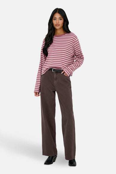 Roze T-shirt met lange mouwen van ONLY®, met horizontale strepen en gecombineerd met een donkerbruine broek.