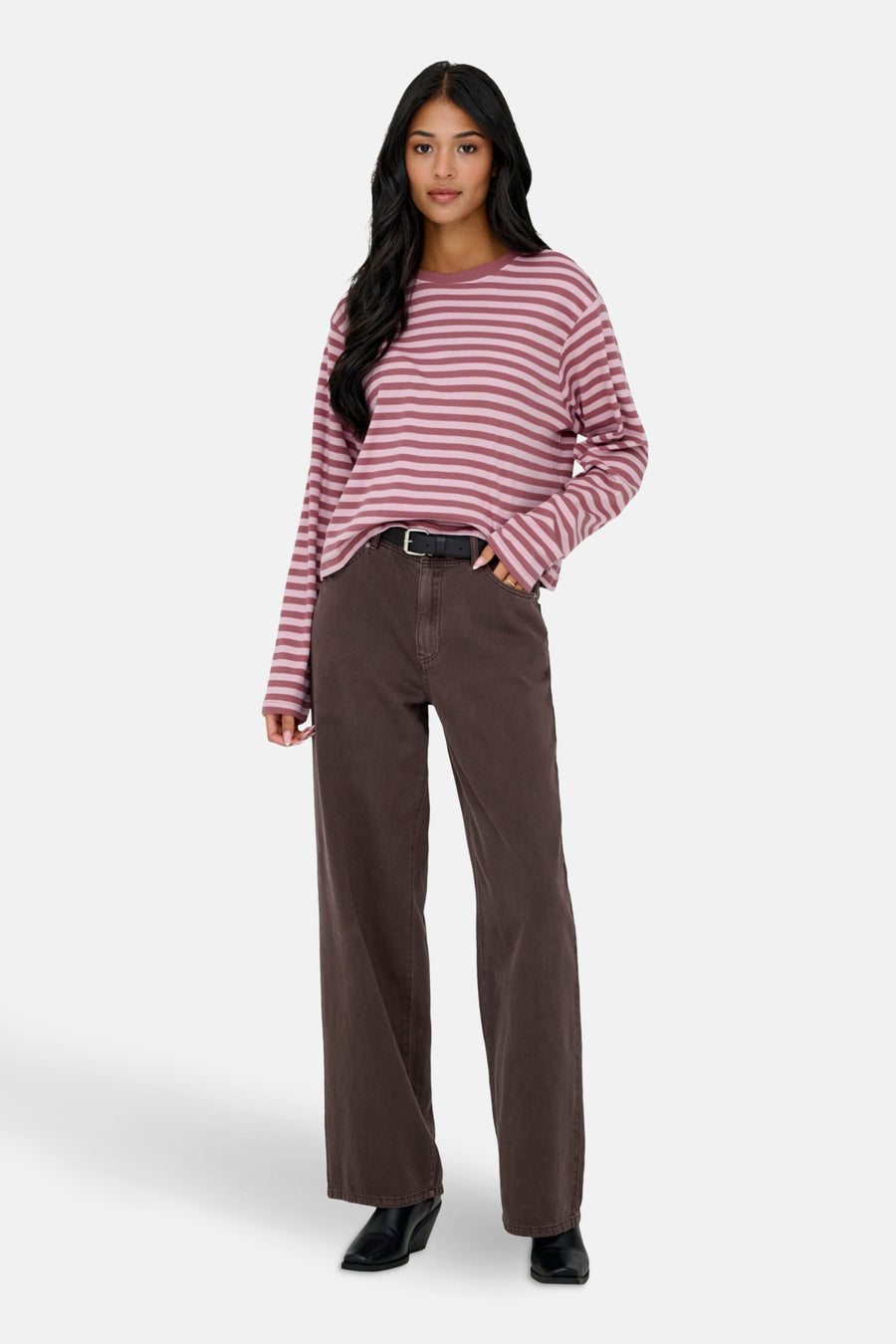 Roze T-shirt met lange mouwen van ONLY®, met horizontale strepen en gecombineerd met een donkerbruine broek.