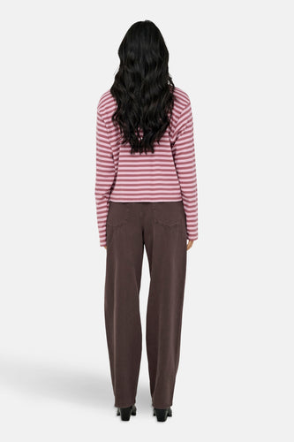 Roze T-shirt met lange mouwen van ONLY, met een gestreept patroon, gecombineerd met een bruine broek.