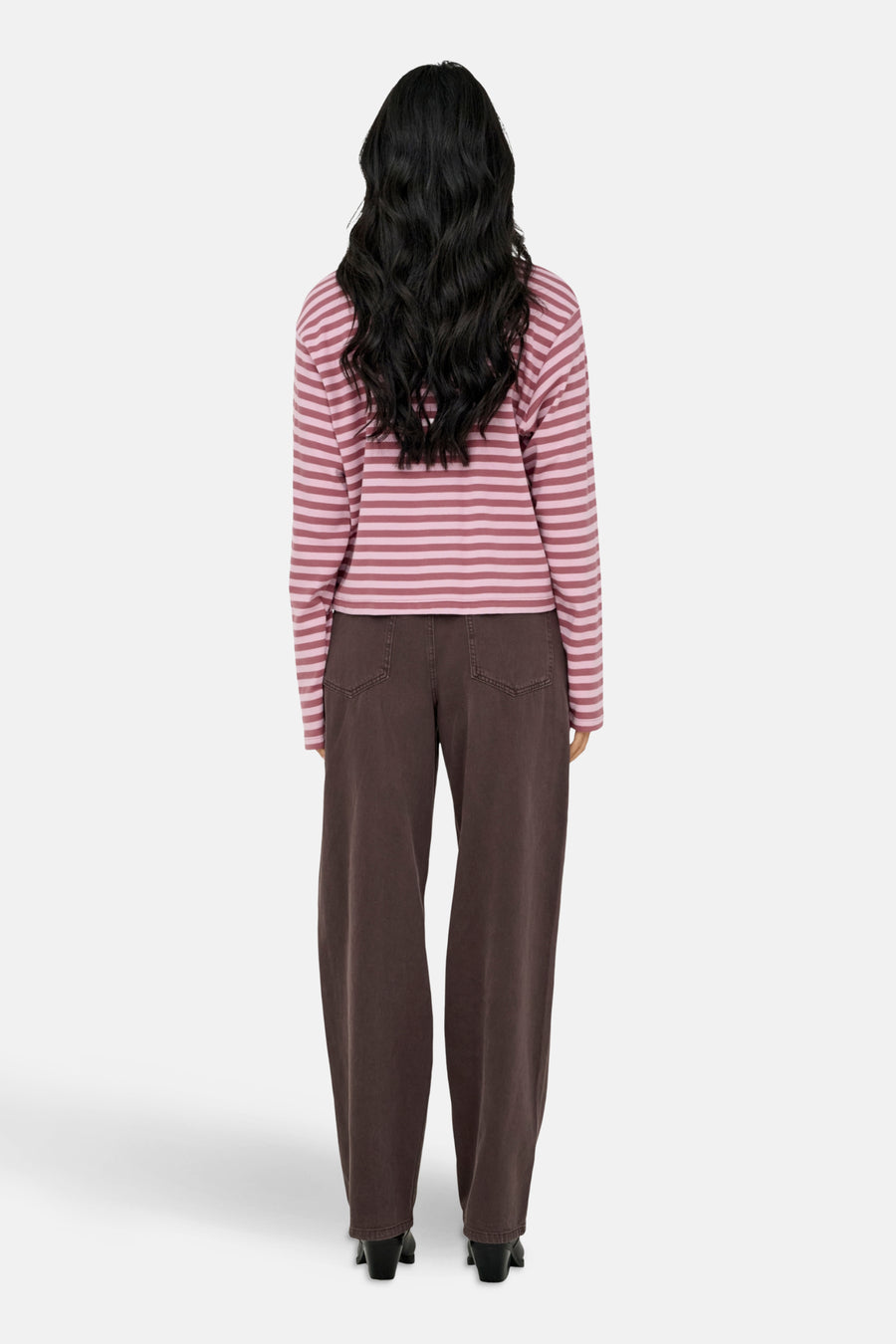 Roze T-shirt met lange mouwen van ONLY, met een gestreept patroon, gecombineerd met een bruine broek.