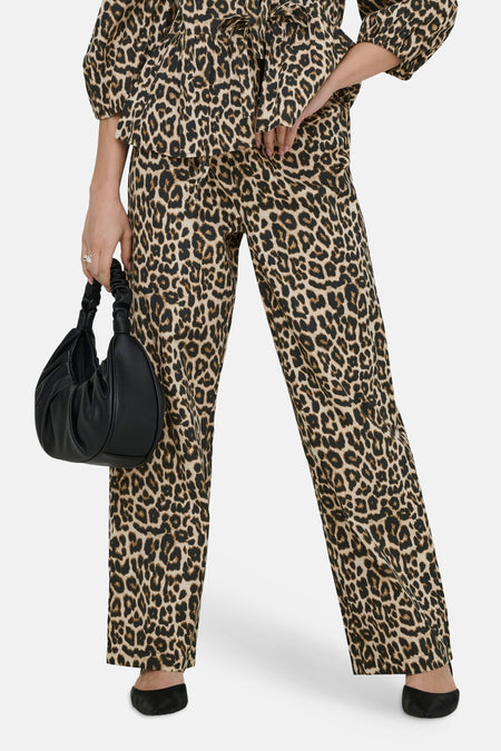 Pantalon multicolore ONLY, avec un imprimé léopard et des jambes évasées.