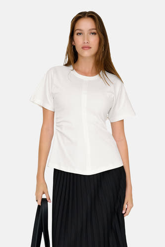 Wit T-shirt met korte mouwen van ONLY®, gecombineerd met een zwarte geplooide rok en een zwarte tas.