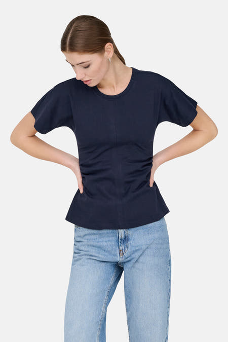 Blauwe top met korte mouwen van ONLY, met een aansluitende pasvorm en gecombineerd met een lichte jeans.

