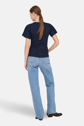T-shirt bleu à manches courtes de ONLY, avec un look simple, associé à des jeans et des bottes.