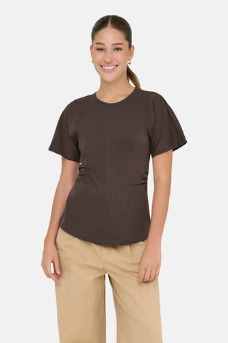T-shirt marron à manches courtes ONLY®, coupe ajustée, associé à un pantalon beige.