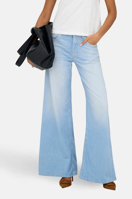 Lichtblauwe denim flared jeans van ONLY, met een hoog getailleerde pasvorm en bruine schoenen.
