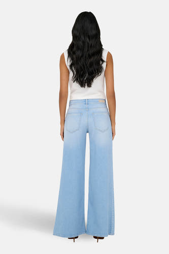 Lichtblauwe denim flared jeans van ONLY, met achterkant en wijde pijpen.