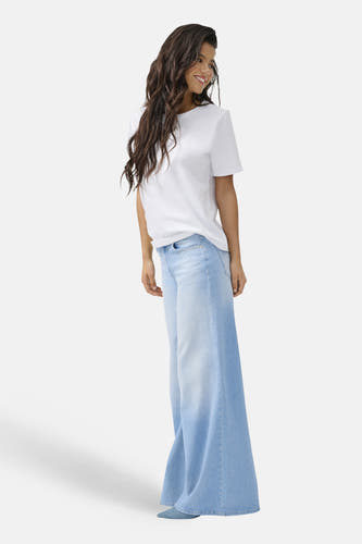 Lichtblauwe flared jeans van ONLY, met een lichte wassing en een wijde pijp.