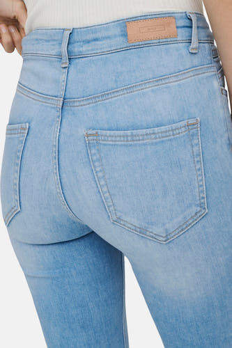 Lichtblauwe skinny jeans van ONLY, met achterzakken en een leren label op de tailleband.
