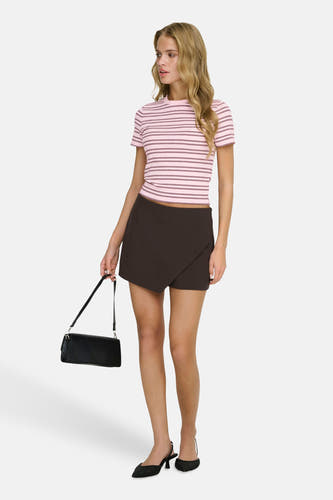 Roze T-shirt met korte mouwen van ONLY, met horizontale strepen, gecombineerd met een bruine rok en zwarte hakken en tas.
