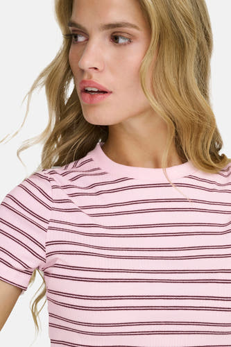 T-shirt rose à manches courtes de ONLY, avec tissu côtelé rayé et col rond.
