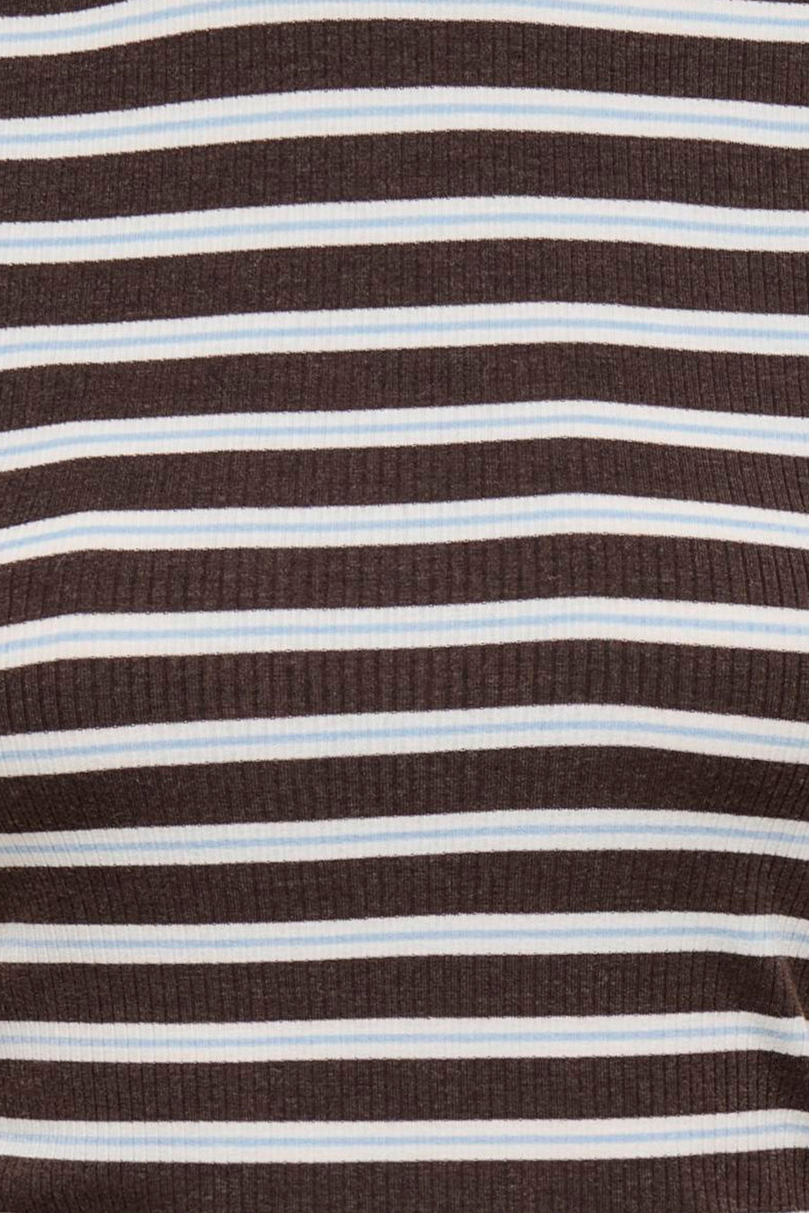 Bruine gestreepte korte mouw T-shirt van ONLY® met witte en lichtblauwe horizontale strepen, ribbelstructuur, close-up detail