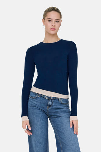 T-shirt bleu à manches longues de ONLY, porté avec un pantalon de cuir à larges jambes et des ballerines.