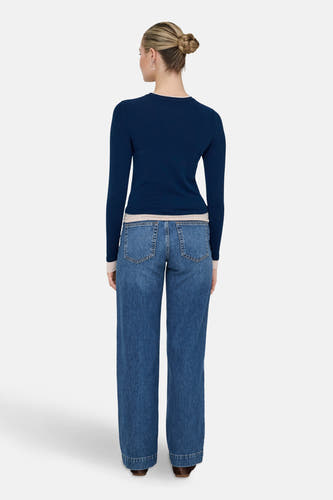 T-shirt bleu à manches longues de ONLY, dos, associé à un pantalon de travail.